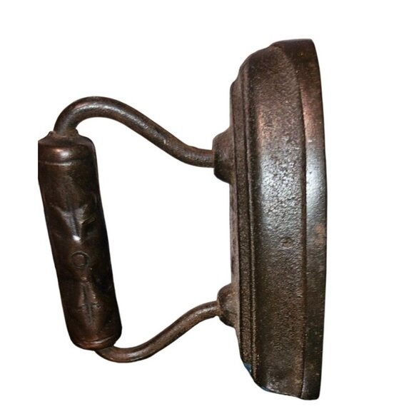 Vintage Cast Iron Clothes Iron With Decorative Handle 7bls 6.5x5inches Door Stop - Picture 4 of 10